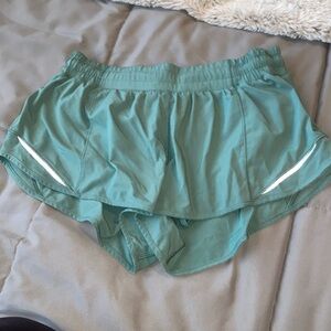 lululemon hotty hot shorts 2.5” (size 8)